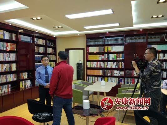 安康電視臺記者對檢察干警周剛進行采訪.jpg