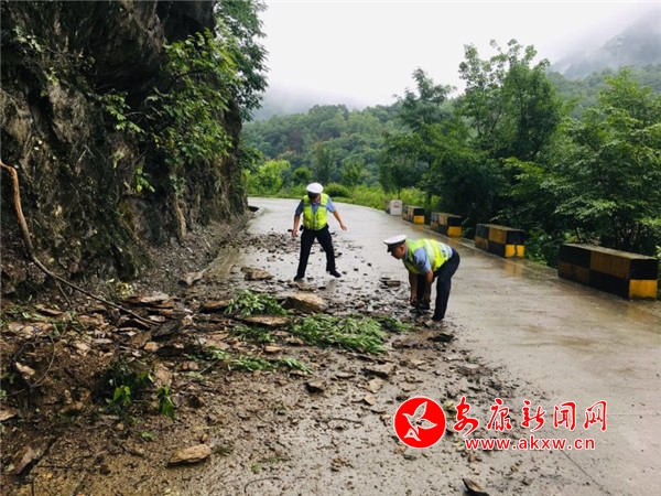 雨中執(zhí)勤 (1).jpg