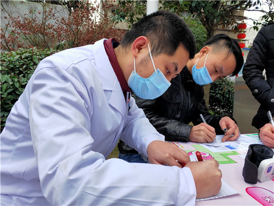 漢濱區(qū)第一醫(yī)院醫(yī)護人員踴獻熱血暖寒冬