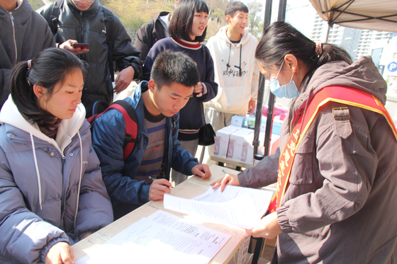 飛揚熱血青春 匯集愛心洪流——安康學院積極開展冬季獻血活動
