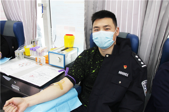 人民警察一心為民,捋袖捐血鐵血柔情——安康市公安局積極開展冬季獻(xiàn)血活動