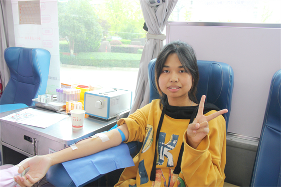 青春熱血匯聚點(diǎn)滴愛心 無私奉獻(xiàn)相約美麗校園