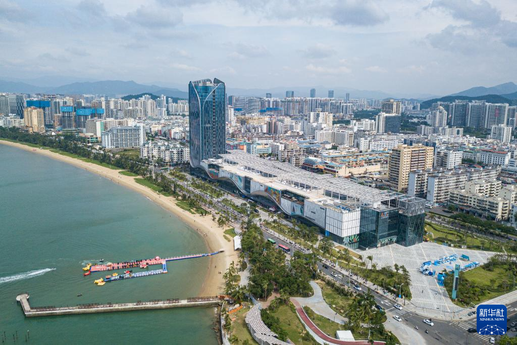 海南自貿港重點園區——三亞中央商務區（無人機照片，11月1日攝）。新華社記者 蒲曉旭攝