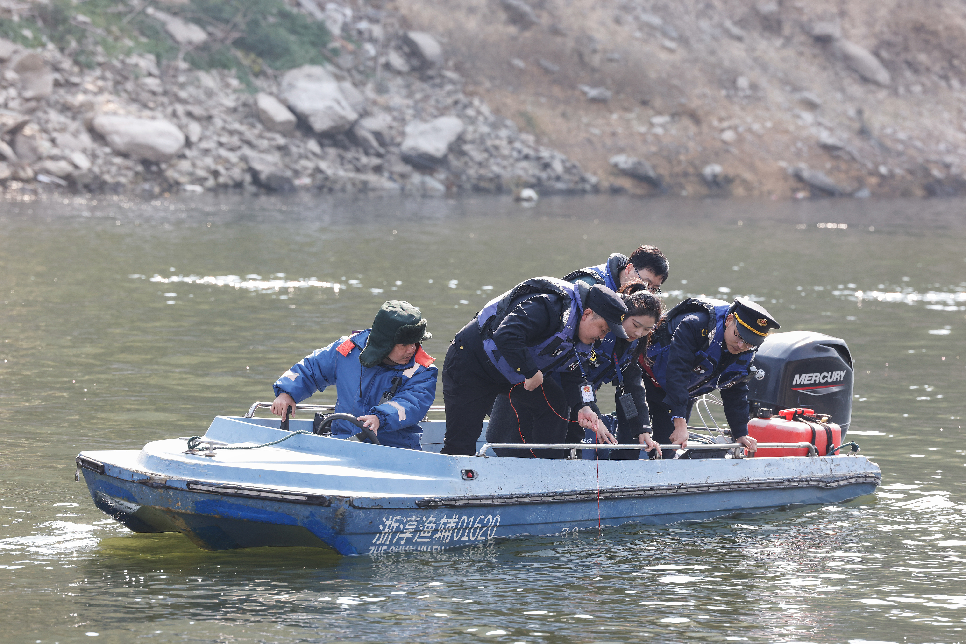 2025年12月4日，浙江杭州淳安縣與安徽黃山歙縣紀檢監察干部及綜合行政執法人員對浙皖交界的新安江鳩坑口水域進行常態化巡河，共同保護漁業資源和水域生態環境。