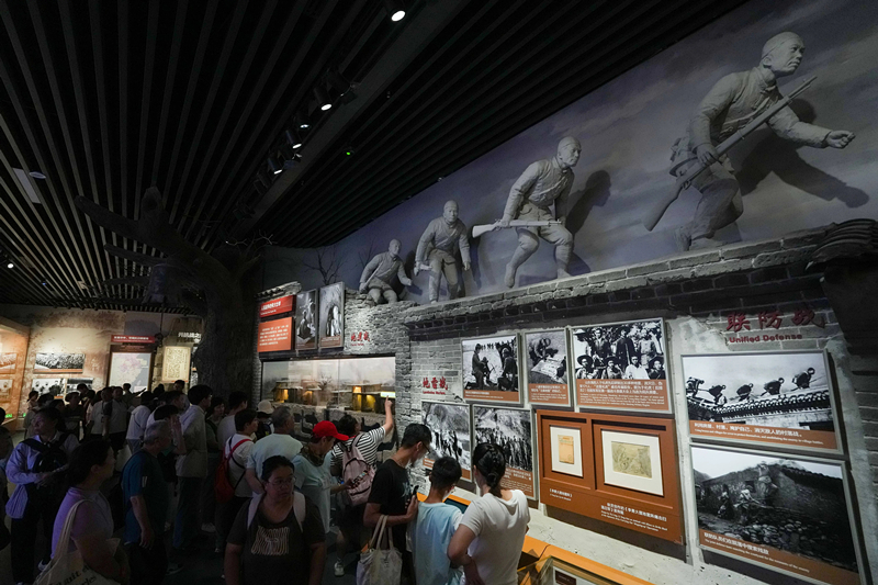 2025年7月8日，參觀者在中國人民抗日戰爭紀念館參觀《為了民族解放與世界和平》主題展覽。
