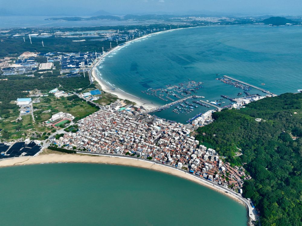 這是2024年10月16日拍攝的福建省漳州市東山縣澳角村（無(wú)人機(jī)照片）。新華社記者姜克紅攝