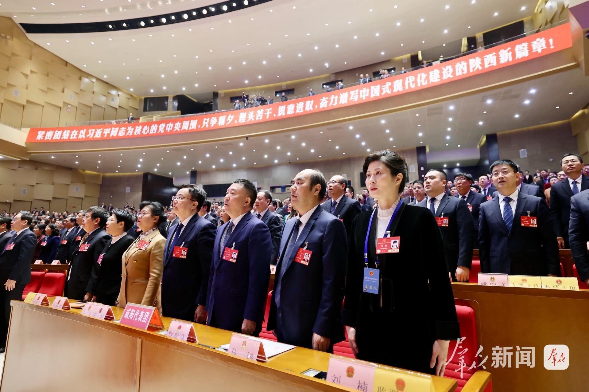 全體與會人員齊唱中華人民共和國國歌。