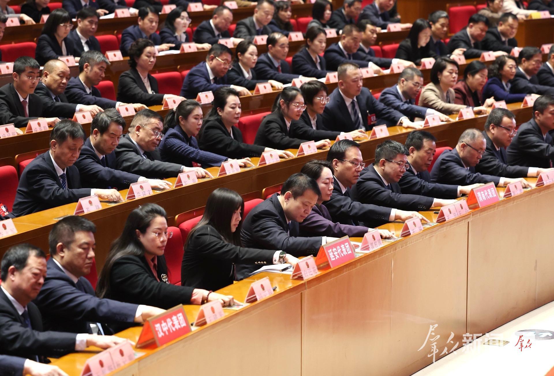 大會表決通過各項決議。